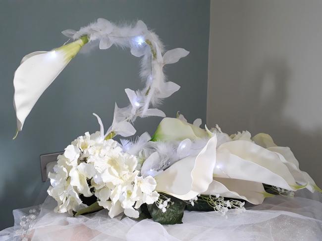 Cala Lily Swan (with lights)