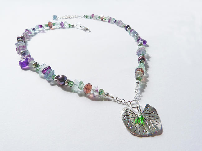 Multi coloured necklace with leaf