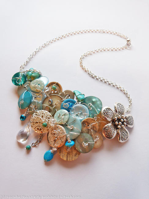 Button necklace with flower