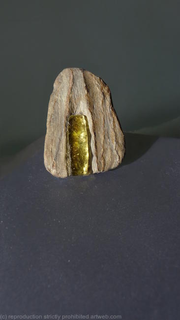 Cleft with gold