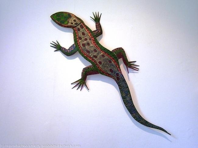 Wall mounted lizard