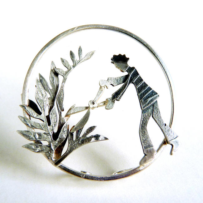 Pruning brooch