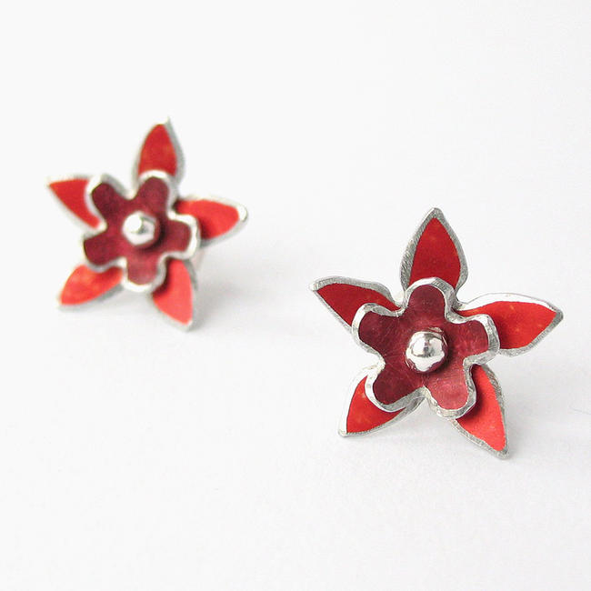 DH9 Double flower stud earrings in red/burgundy