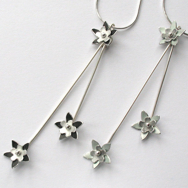 DH12 Three flower pendant in black/white and grey green/grey