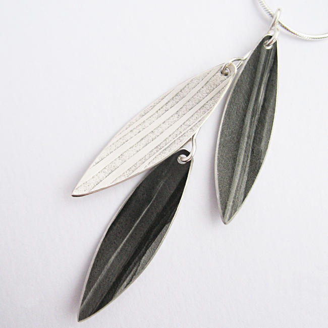 LC9 Three leaf pendant in black and milled silver