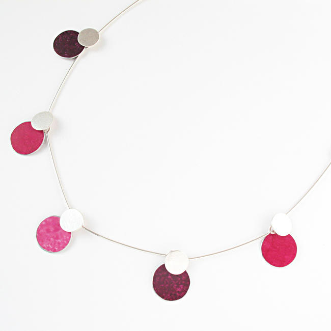FD9 Necklace with five silver flat discs in light pink, dark pink and berry