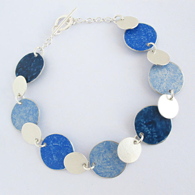 FD11 Seven flat silver disc bracelet in light blue, indigo and royal blue