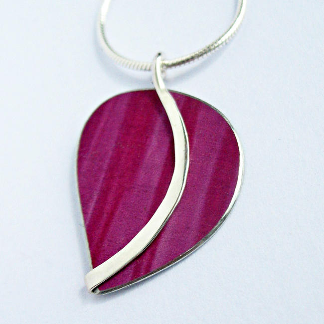 CL3 Curvy leaf pendant in berry