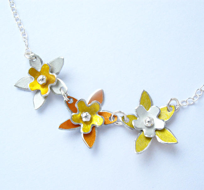 DH14 Three flower necklace in yellow, orange and white