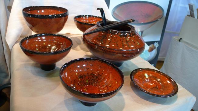 Red glaze bowls