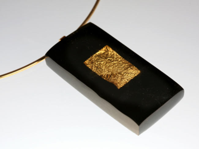 Black glass and 23.5ct gold necklace