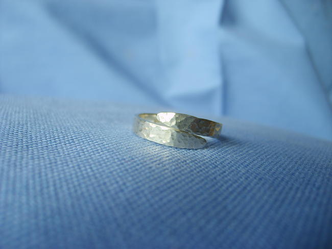 Dimpled cross-over ring