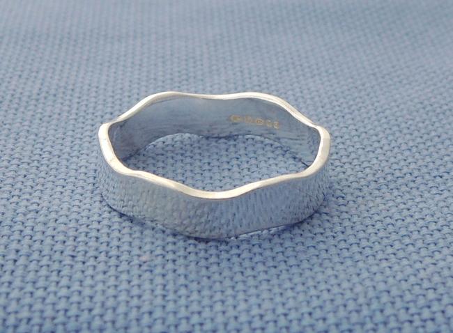 Wave ring