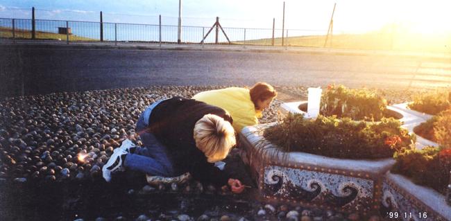 Mosaicing the A259 Roundabout in Peacehaven 1999. Lindy Mo and Aimee Saic . First public Mosaic for the Town at no charge