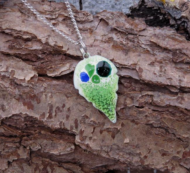 Green leaf pendant