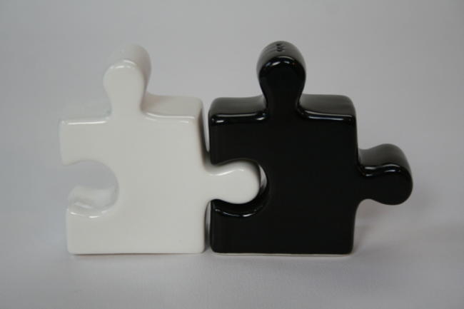 Jigsaw salt and pepper black / white