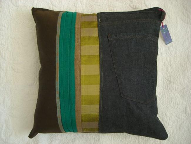 Denim pocket cushion with Oz wool