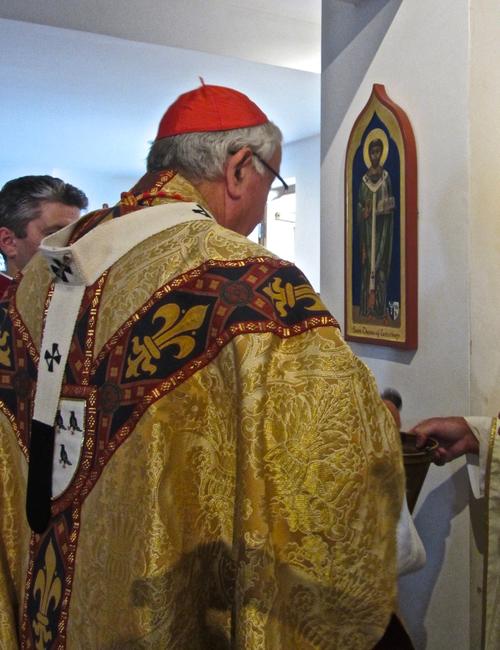Cardinal Vincent Nichols blessing the icon of St Thomas of Canterbury.