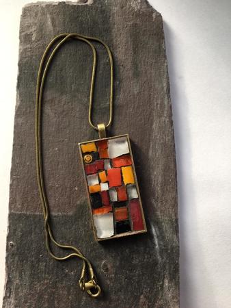 showing the bronze alloy chain