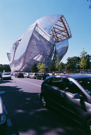 Fondation Louis Vuitton - street view