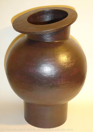 Black stoneware pot with tilted rim