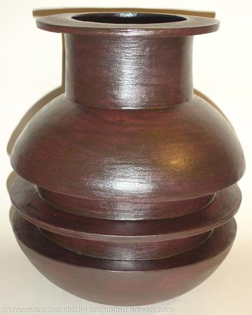 Black stoneware pot with single central rib