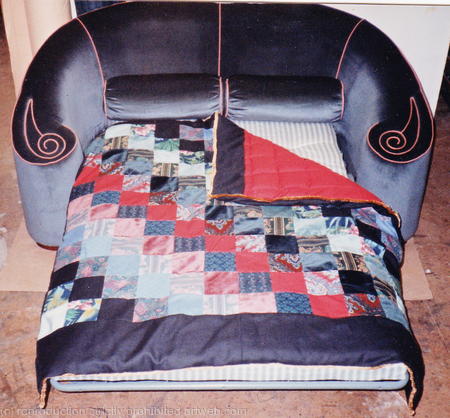 Sofa-bed with reversible quilt