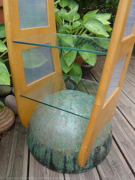 Sycamore & glass display stand - Detail