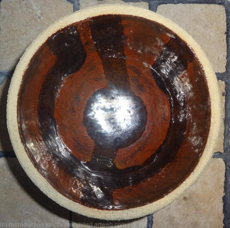 Small fully glazed 'Keyhole' bowl