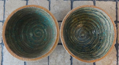 Small fully glazed 'spiral' bowls2
