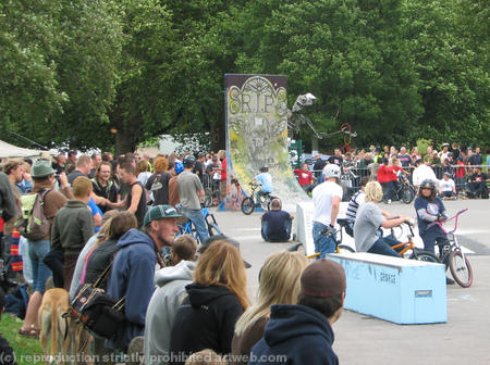 Festival crowd.....st george jam 2005