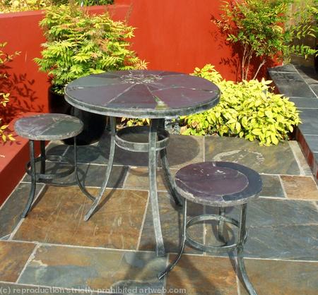 Garden furniture: Round Flower table and stools