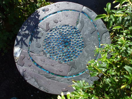 Blue Pool: Feed, garden table