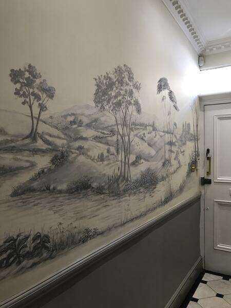 Hallway mural en grisaille 01