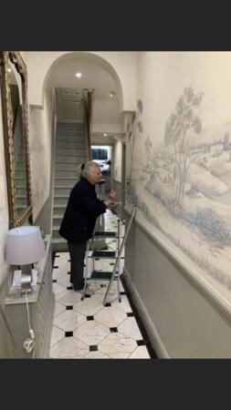 Hallway en grisaille mural