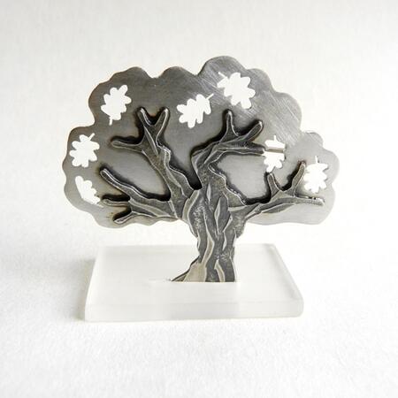 small silver oak tree brooch with perspex stand £118
