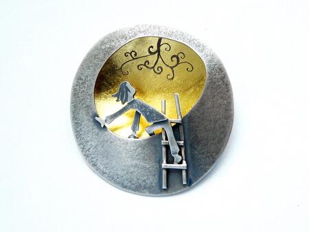 Stepping out brooch/pendant £225