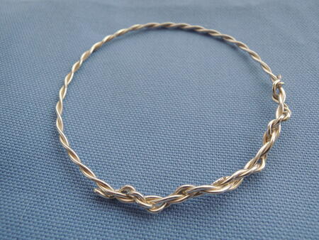 Over twisted wire bangle 