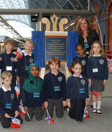 Berrin and children at the unveiled plaque.