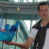 Antony Gormely holding the winning sculpture as created by Berrin's pupils at Drayton Park Primary School.