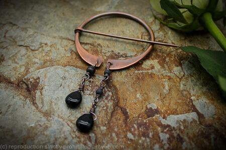 Penannular Brooch Asymmetrical Onyx and Obsidian dangles - Copper - large