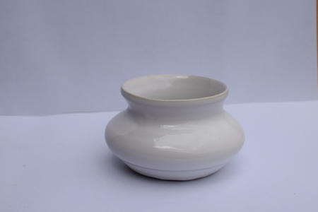 Plain gloss white ceramic pot