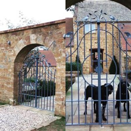 Hobbs Hole Farm, iron gates