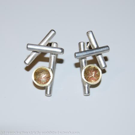 dash.dot stud earrings